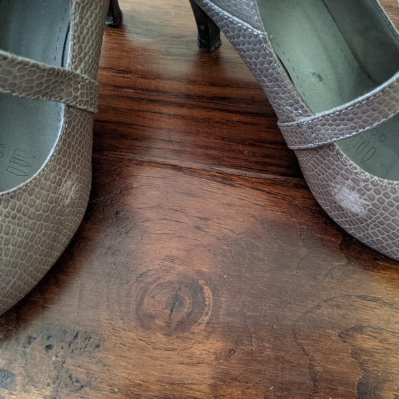 Grey Heels - Picture 3 of 5